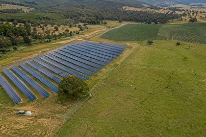 Granja solar en valle rural