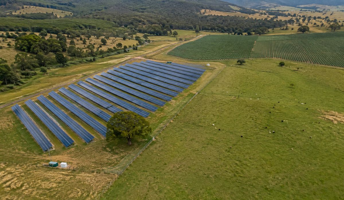 Granja solar en valle rural