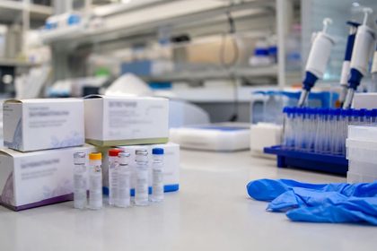 Mesa de laboratorio con viales y pipetas