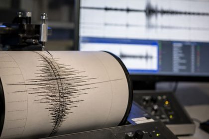 Monitor sismico con trazos de terremotos