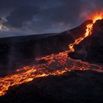 Volcan en erupcion al anochecer