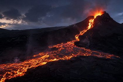 Volcan en erupcion al anochecer